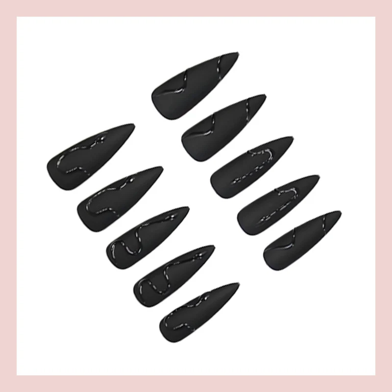 Kunstnagelset mit stylischen geometrischen Designs Brehn