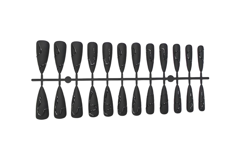 Kunstnagelset mit stylischen geometrischen Designs Brehn
