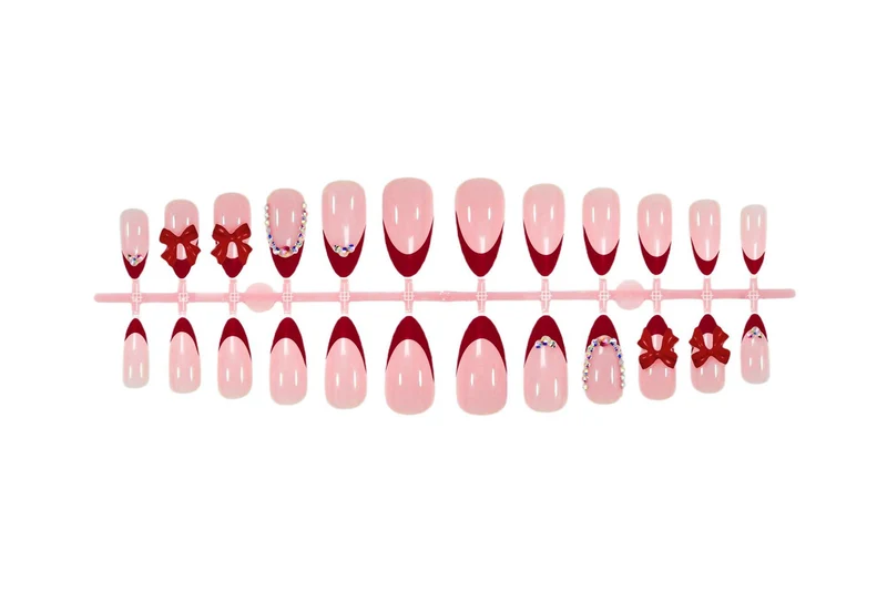 Kunstnagelset mit stylischen Akzenten und dekorativen Details Brehn