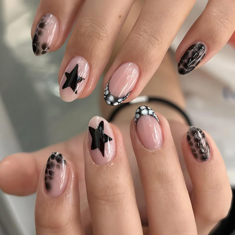 Kunstnagelset mit stilvollen Sternen- und geometrischen Mustern Brehn