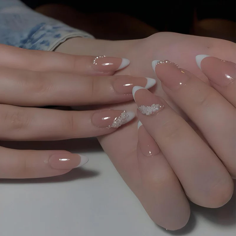 Kunstnagelset mit romantischen Blüten- und Glitzerverzierungen Brehn