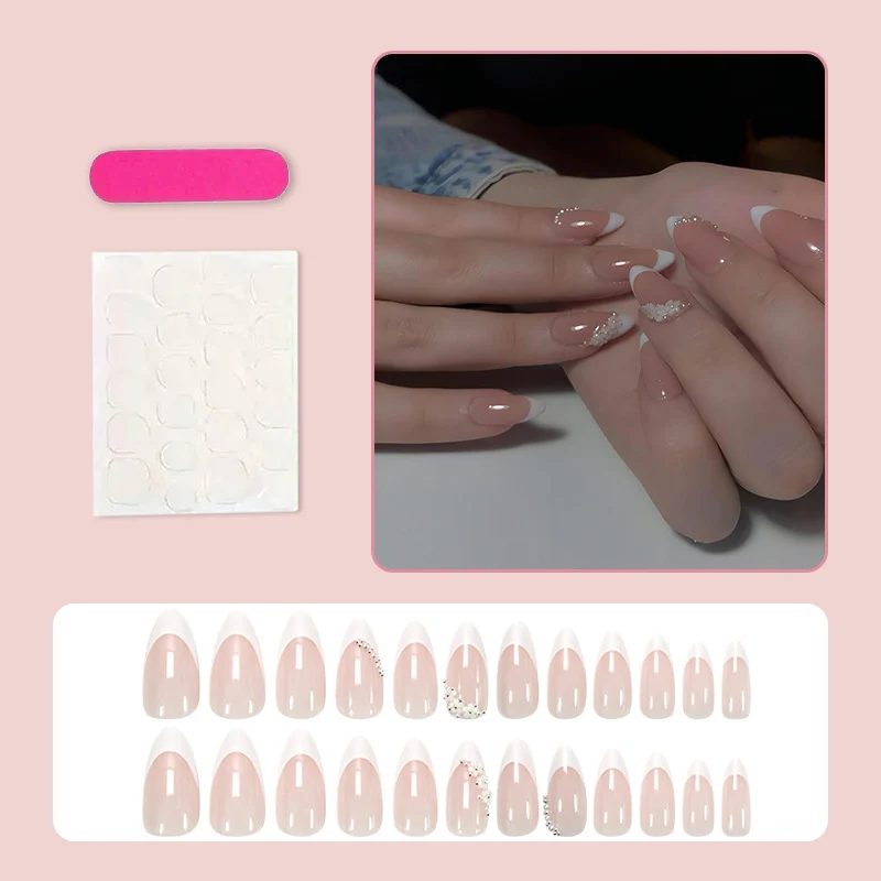 Kunstnagelset mit romantischen Blüten- und Glitzerverzierungen Brehn
