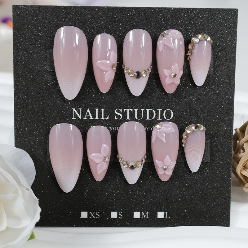 Kunstnagelset mit romantischen Blüten- und Glitzerakzenten Brehn