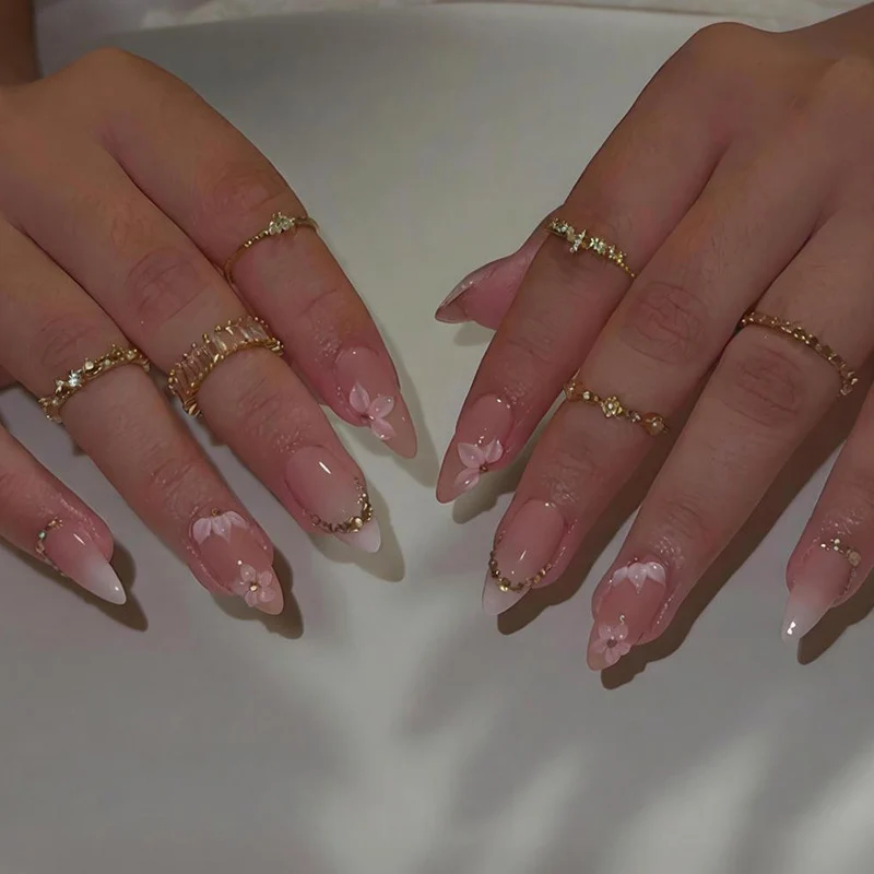 Kunstnagelset mit romantischen Blüten- und Glitzerakzenten Brehn
