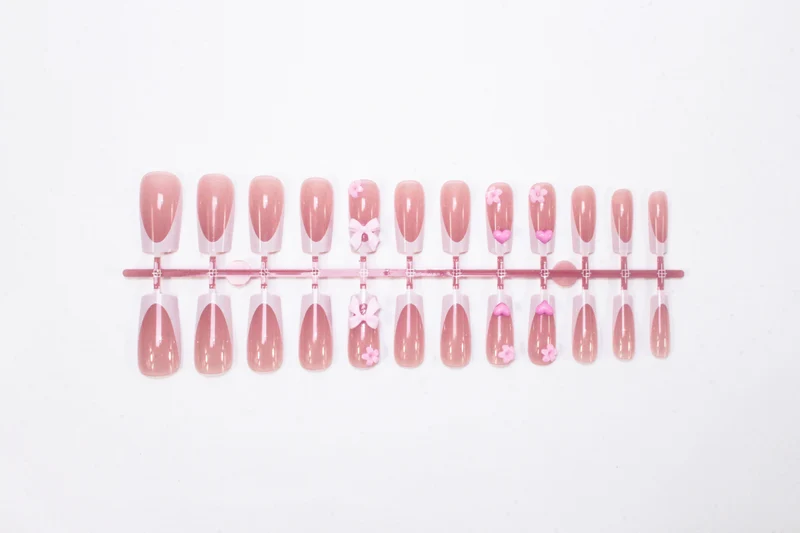 Kunstnagelset mit romantischen Blüten und eleganten Akzenten Brehn