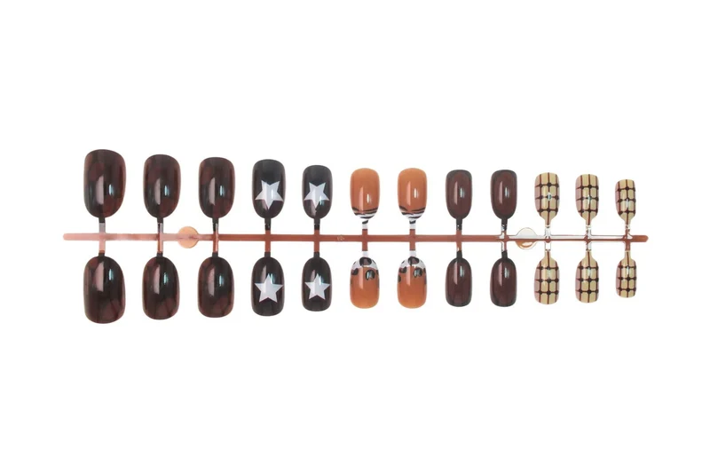 Kunstnagelset mit stilvollen geometrischen und trendigen Akzenten Brehn