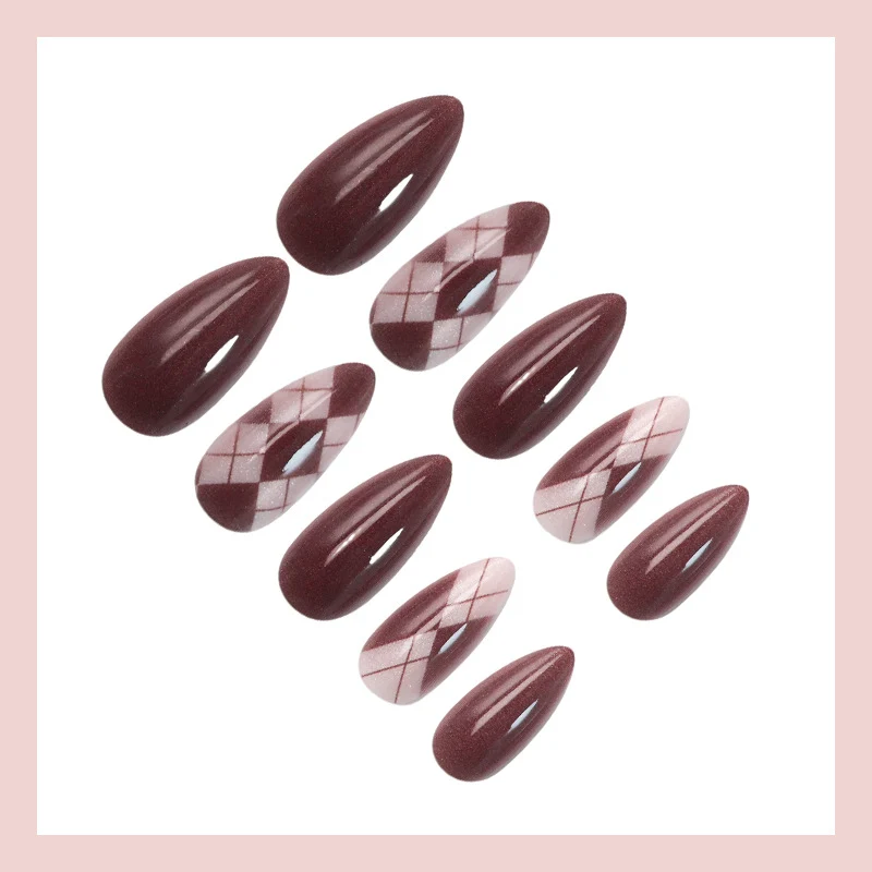 Kunstnagelset mit stilvollen geometrischen und eleganten Akzenten Brehn