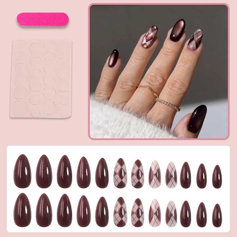 Kunstnagelset mit stilvollen geometrischen und eleganten Akzenten Brehn