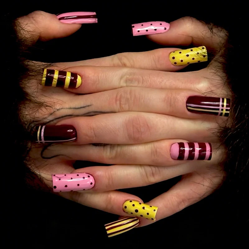 Kunstnagelset mit stilvollen geometrischen Designs Brehn