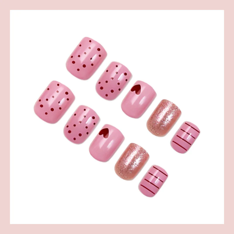 Kunstnagelset mit verspielten Herzen und Glitzerakzenten Brehn