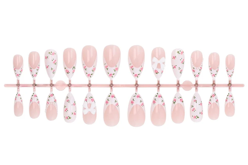 Kunstnagelset mit romantischen Blumenmotiven und eleganten Details Brehn