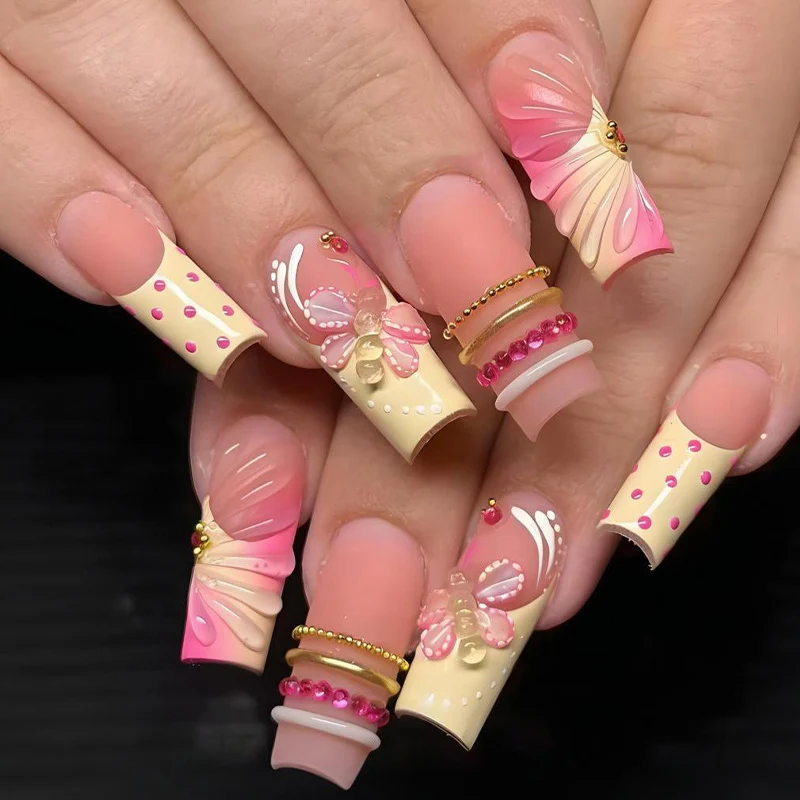 Kunstnagelset mit romantischen Blumen und verspielten Akzenten Brehn