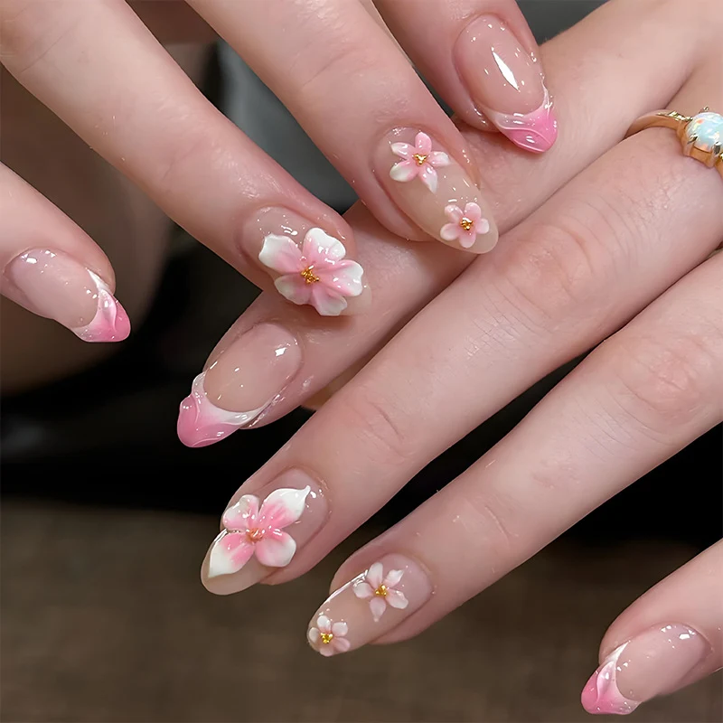 Kunstnagelset mit romantischen Blumen- und Ombre-Effekten Brehn
