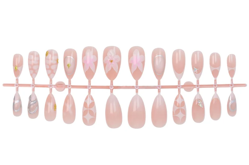Kunstnagelset mit romantischen Blumen- und eleganten Design-Elementen Brehn