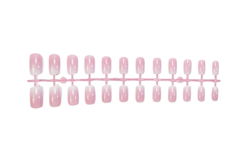 Kunstnagelset mit luxuriösen French-Tipps und elegantem Glanz Brehn