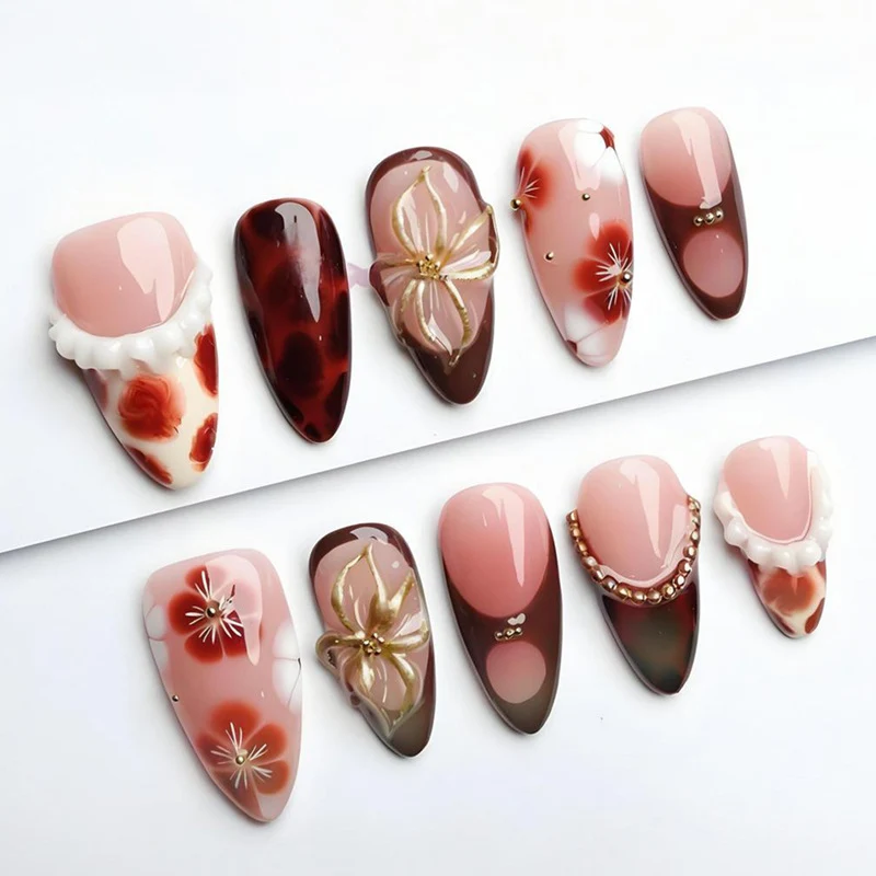 Kunstnagelset mit luxuriösen floralen Designs und Glitzerakzenten Brehn