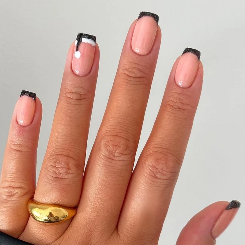 Kunstnagelset mit stilvollem French-Tipp und eleganten Akzenten Brehn