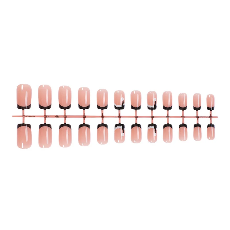 Kunstnagelset mit stilvollem French-Tipp und eleganten Akzenten Brehn