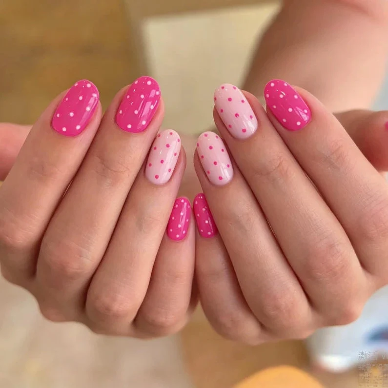 Kunstnagelset mit kreativen Punkten und eleganten Designs Brehn