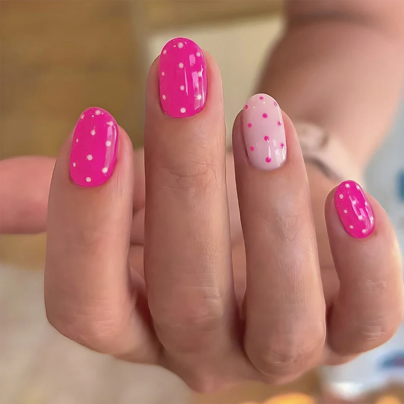 Kunstnagelset mit kreativen Punkten und eleganten Designs Brehn