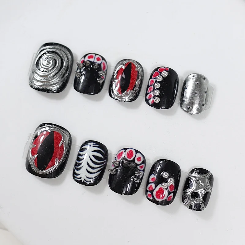 Kunstnagelset mit kreativen Mustern und glamourösen Details Brehn