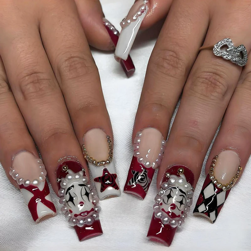 Kunstnagelset mit kreativen Horror-Mustern und glamourösen 3D-Verzierungen Brehn