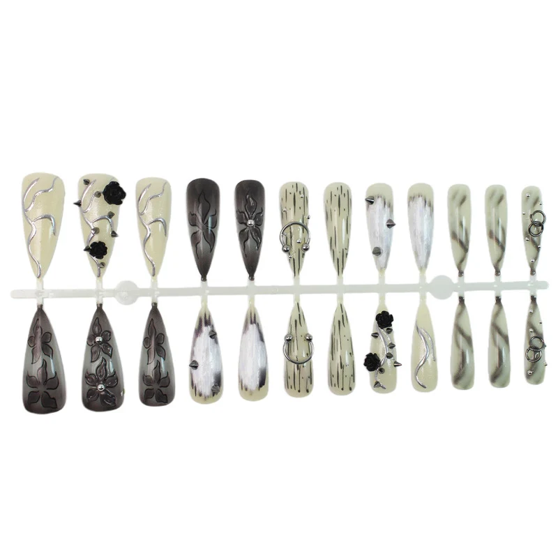 Kunstnagelset mit kreativen Halloween-Motiven und hochwertigen Verzierungen Brehn