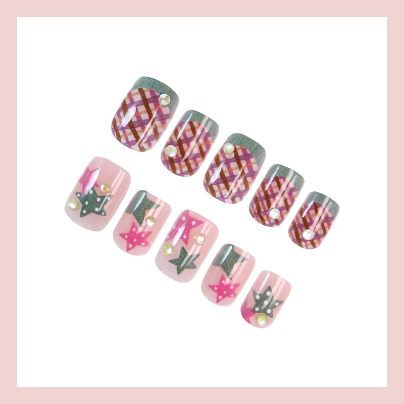 Kunstnagelset mit verspielten geometrischen Designs und Glitzerakzenten Brehn