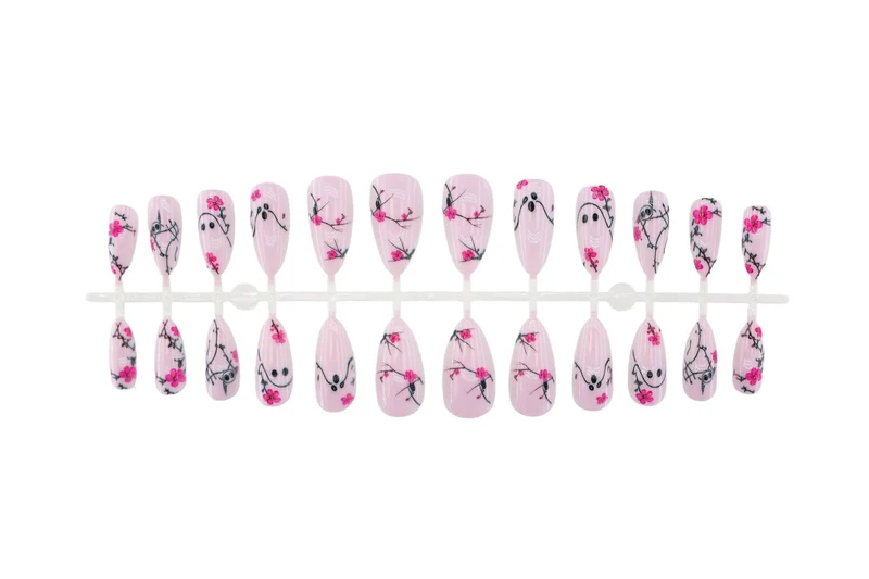 Kunstnagelset mit verspielten Geister- und Blumenmotiven Brehn