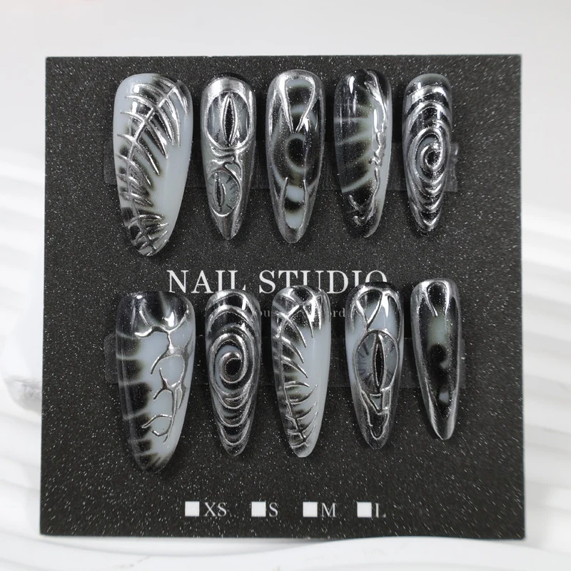 Kunstnagelset mit modernem Spiralmuster und glänzenden Akzenten Brehn