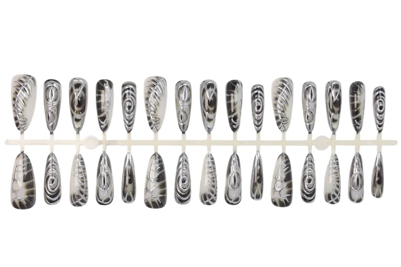 Kunstnagelset mit modernem Spiralmuster und glänzenden Akzenten Brehn