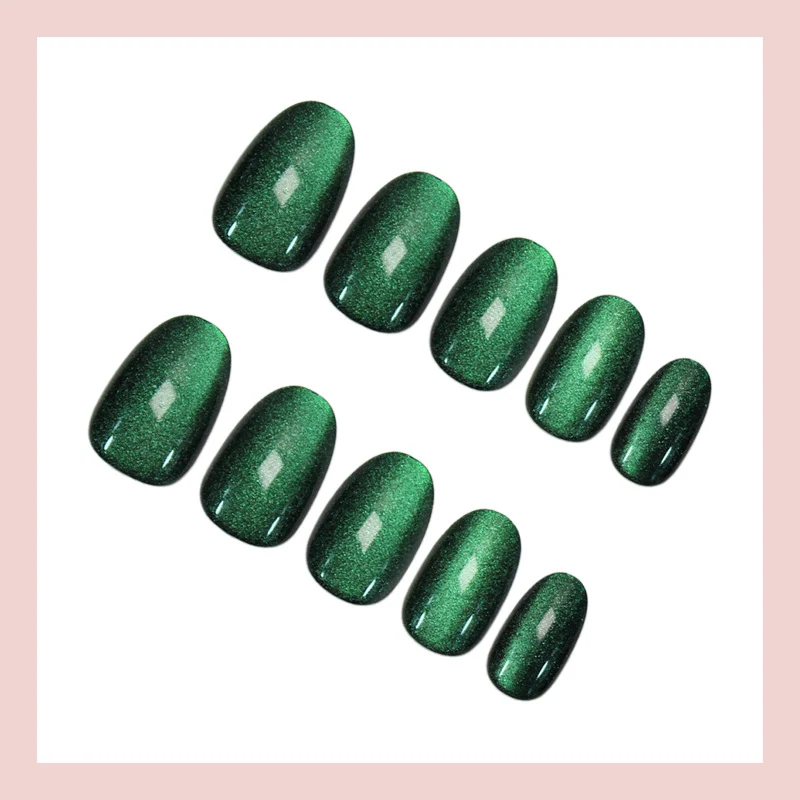 Kunstnagelset mit schimmernden grünen Effekten Brehn