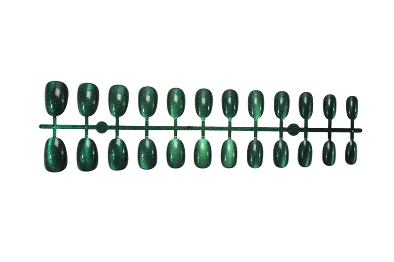Kunstnagelset mit schimmernden grünen Effekten Brehn