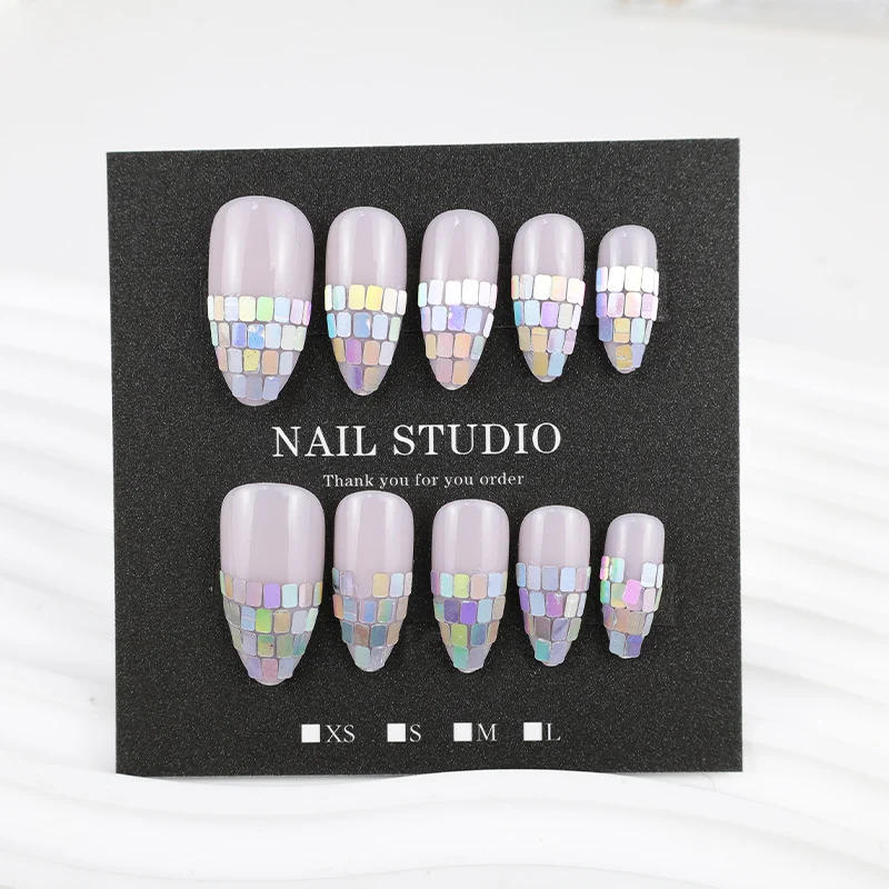 Kunstnagelset mit schimmernden geometrischen Akzenten Brehn