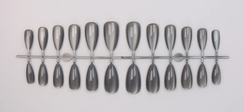 Kunstnagelset mit schimmernden Designs Brehn