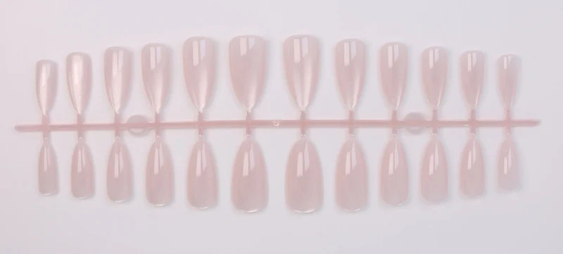 Kunstnagelset mit schimmernden Designs Brehn