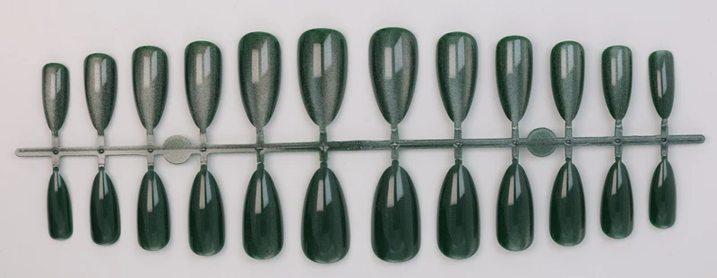 Kunstnagelset mit schimmernden Designs Brehn