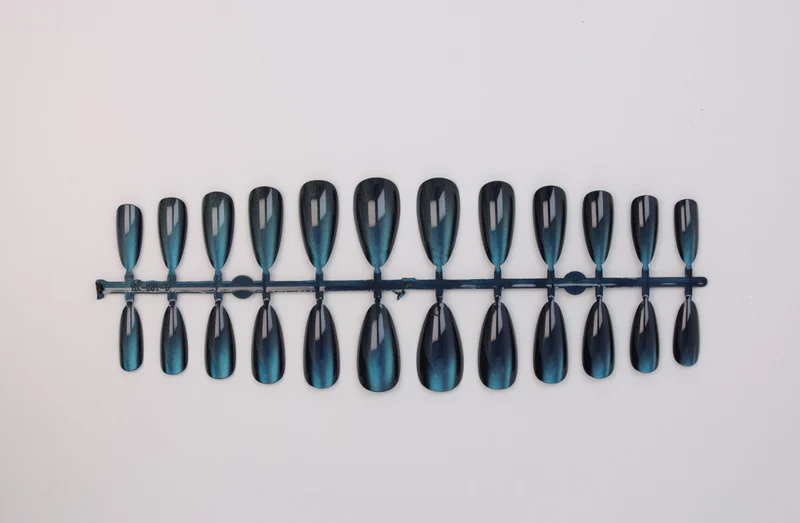 Kunstnagelset mit schimmernden Designs Brehn