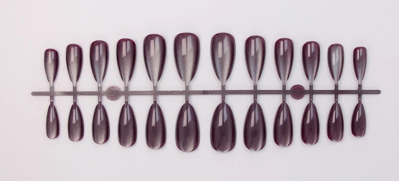 Kunstnagelset mit schimmernden Designs Brehn