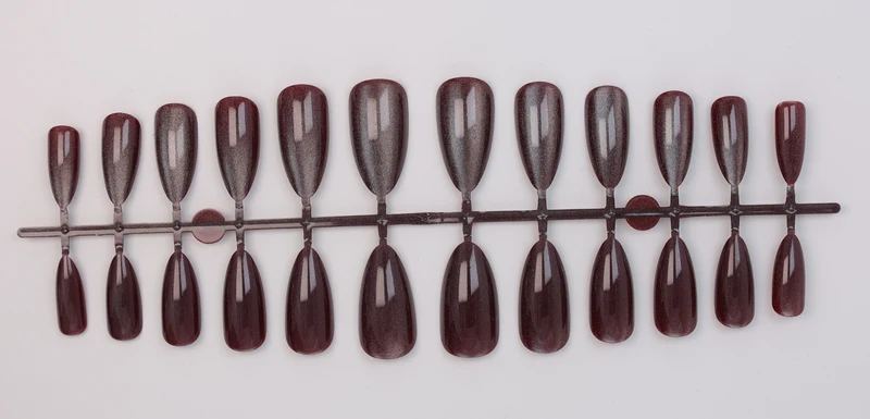 Kunstnagelset mit schimmernden Designs Brehn
