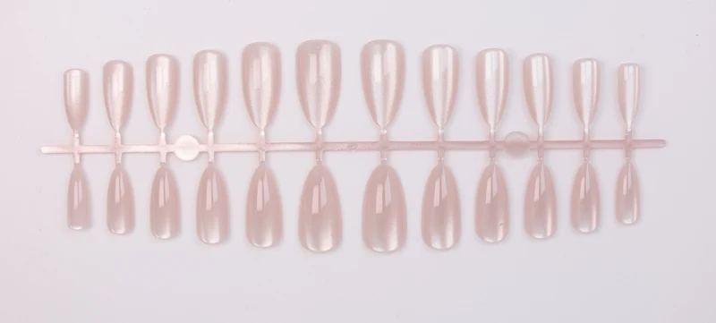 Kunstnagelset mit schimmernden Designs Brehn