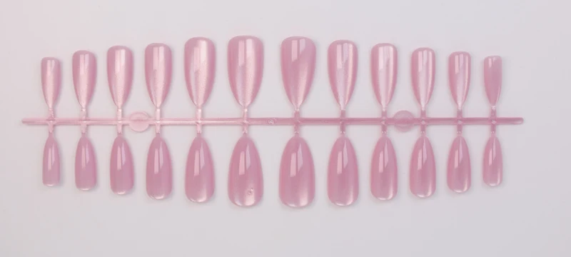 Kunstnagelset mit schimmernden Designs Brehn