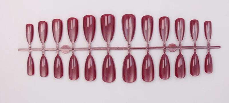 Kunstnagelset mit schimmernden Designs Brehn