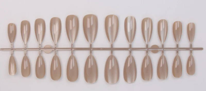 Kunstnagelset mit schimmernden Designs Brehn