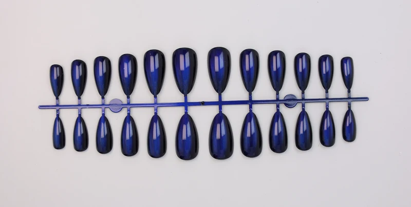 Kunstnagelset mit schimmernden Designs Brehn