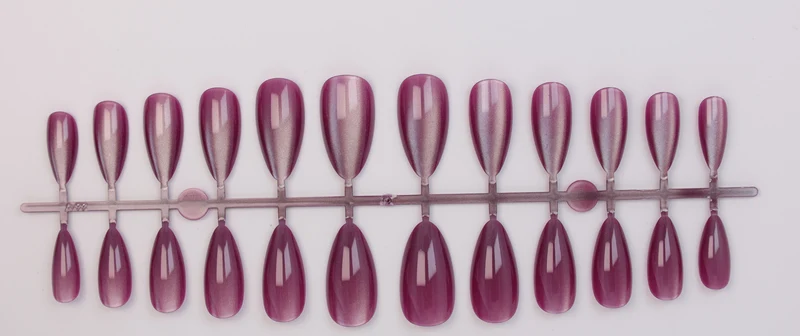 Kunstnagelset mit schimmernden Designs Brehn
