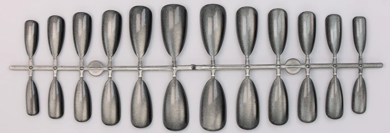 Kunstnagelset mit schimmernden Designs Brehn