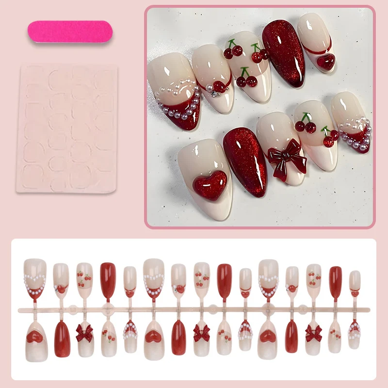 Kunstnagelset mit romantischen Beerendesigns und glamourösen Verzierungen Brehn