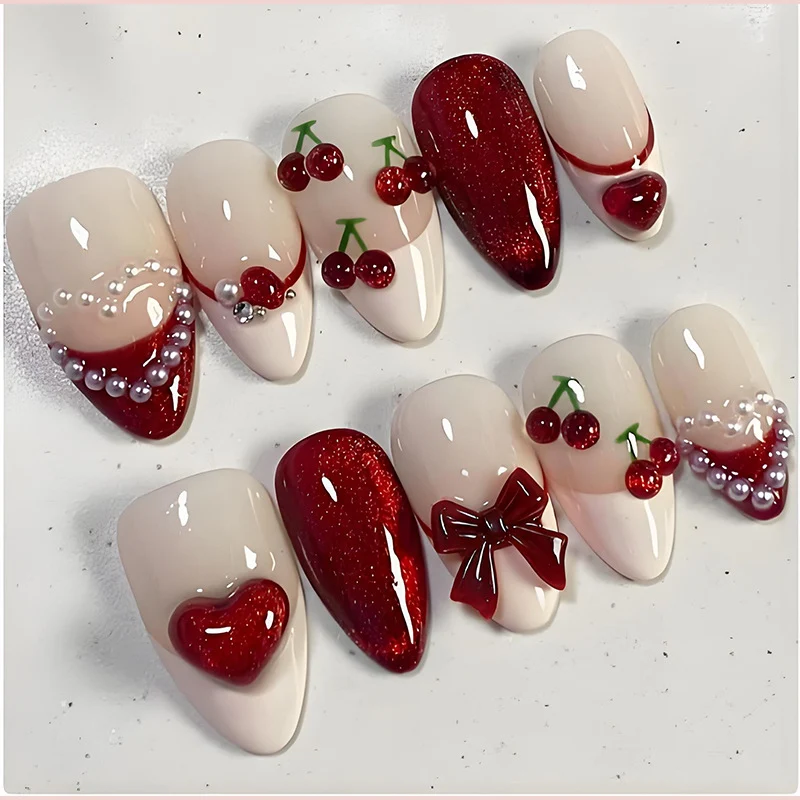 Kunstnagelset mit romantischen Beerendesigns und glamourösen Verzierungen Brehn