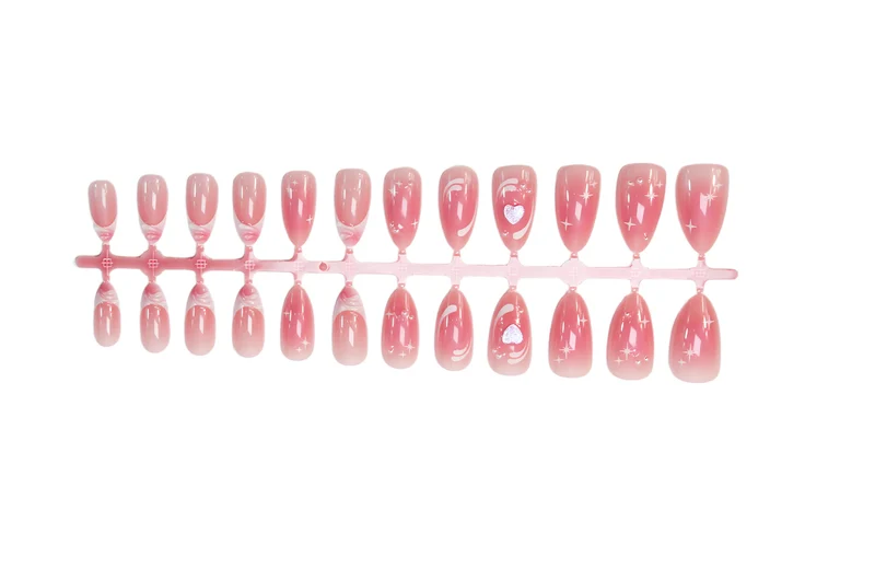 Kunstnagelset mit romantischem Herz-Design und Glitzerakzenten Brehn